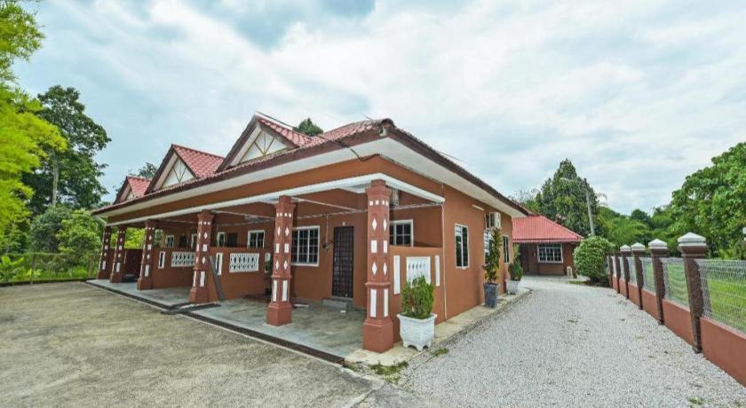 Oyo 90642 Twin Mutiara Chalet & Homestay Jeli Exterior foto